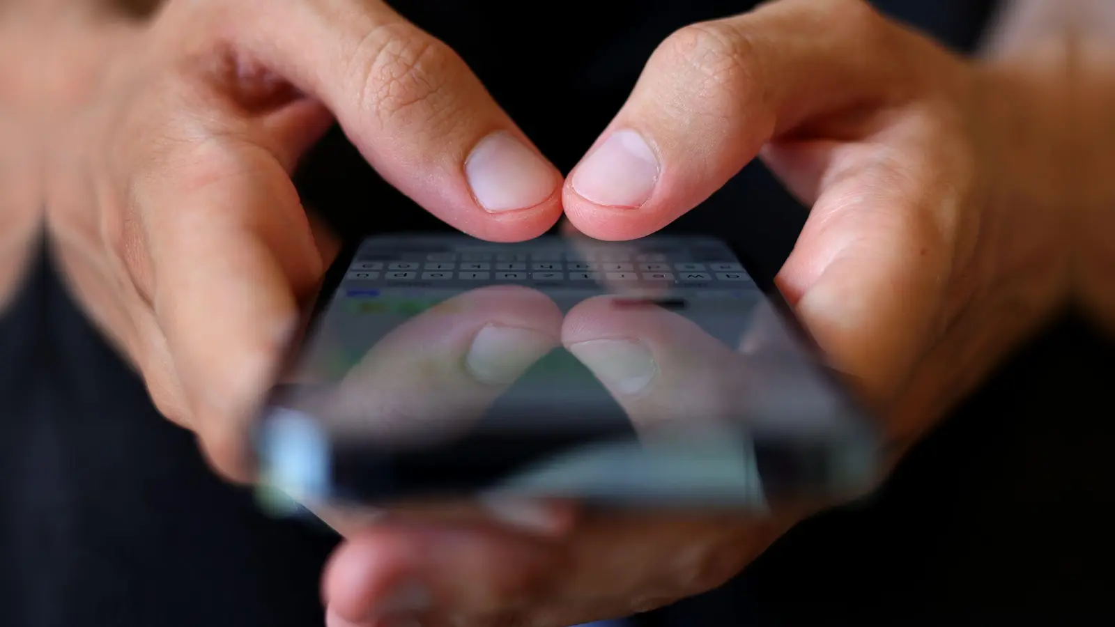 Kriminelle nutzen oft gefälschte SMS, um Menschen unter Druck zu setzen und zur Herausgabe von Geld zu bewegen. (Symbolbild) (Foto: Karl-Josef Hildenbrand/dpa)