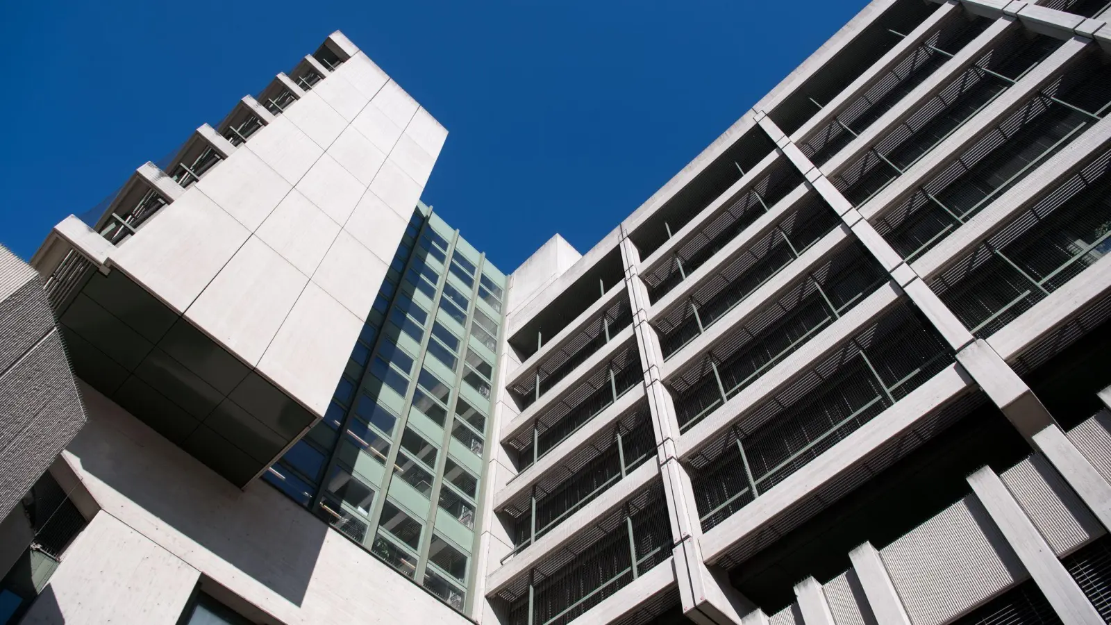 Ein katholischer Pfarrer soll sich vor mehreren Jahren an einer 18-Jährigen vergangen haben. Dafür muss er sich vor dem Münchner Amtsgericht verantworten. (Foto: Sven Hoppe/dpa)