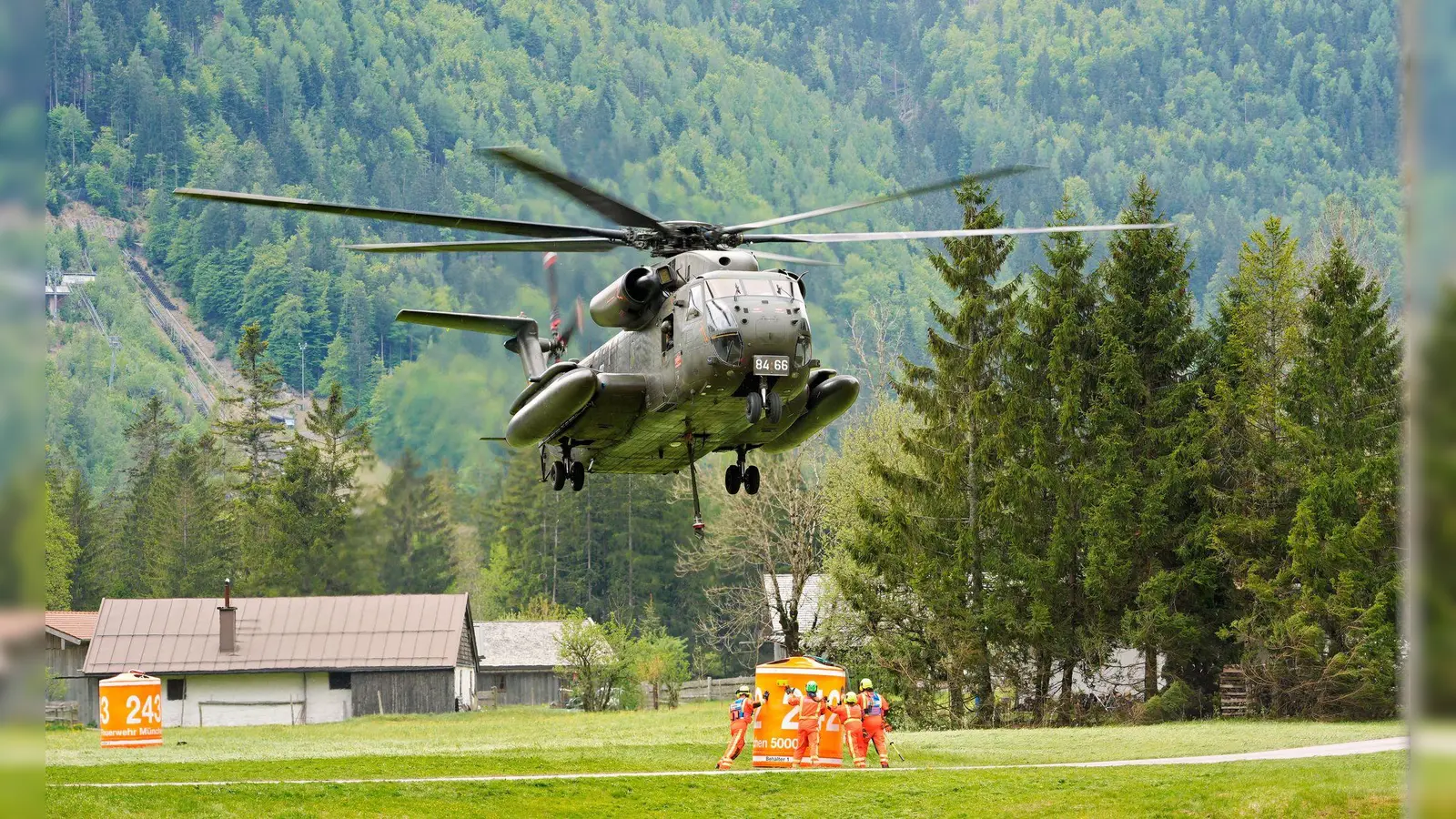 Hunderte Kräfte waren im Einsatz. (Archivfoto) (Foto: Uwe Lein/dpa)