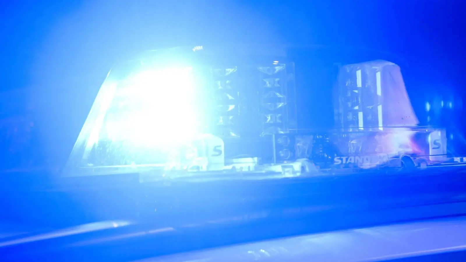 Der Autofahrer hat eine Spur der Verwüstung hinterlassen, die Aufräumarbeiten dauerten mehrere Stunden. (Symbolbild) (Foto: Julian Stratenschulte/dpa)