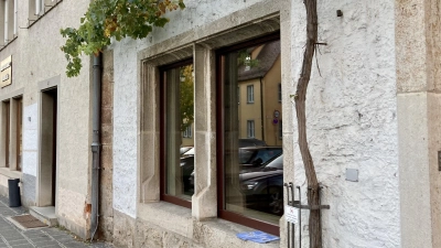 Noch sind die Schaufenster leer. Doch schon bald zieht hier, in der Galgengasse 43, der Weltladen ein. (Foto: Corinna Müller)