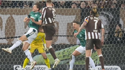 Hauke Wahl (2.v.l) trifft zum 1:0 für den FC St. Pauli. (Foto: Marcus Brandt/dpa)