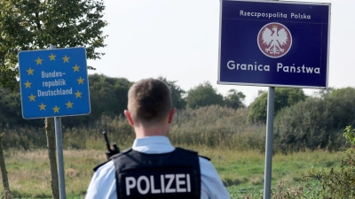 Der Ärger über deutsche Kontrollen an der gemeinsamen Grenze ist in Polen gestiegen. Nun will das Land selbst Kontrollen einführen. (Archivbild) (Foto: Bernd Wüstneck/dpa)