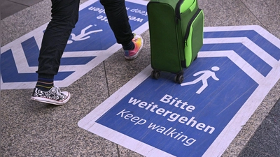 Unter anderem mit auf den Boden geklebten Hinweisen wollte die Bahn gefährliches Gedränge vermeiden. (Archivbild) (Foto: Sven Hoppe/dpa)