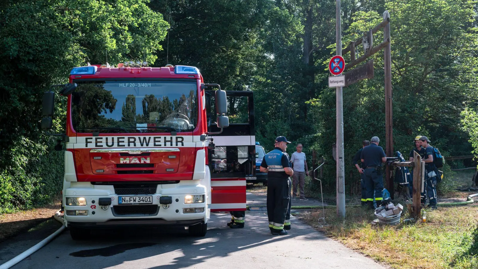 Einsatzkräfte der Feuerwehr überwachen das Areal auch Stunden nach dem Feuer. (Foto: dvo/dpa)