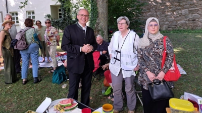 Beim Picknick am Weltflüchtlingstag kamen die Teilnehmerinnen und Teilnehmer an der Neustädter Bleiche auch mit dem CSU-Bundestagsabgeordneten Tobias Winkler und Neustadts Bürgermeister Klaus Meier (hinten links) ins Gespräch. (Foto: Doro Bell)