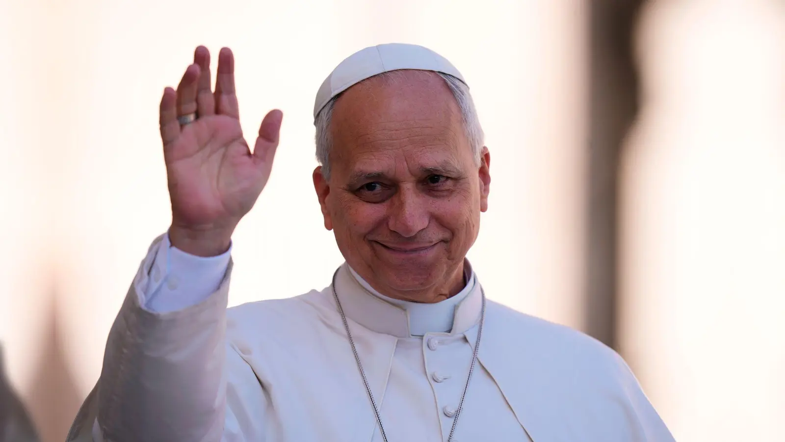 Papst Leo XIV. bei einer Generalaudienz im Vatikan. (Archivbild) (Foto: Alessandra Tarantino/AP/dpa)