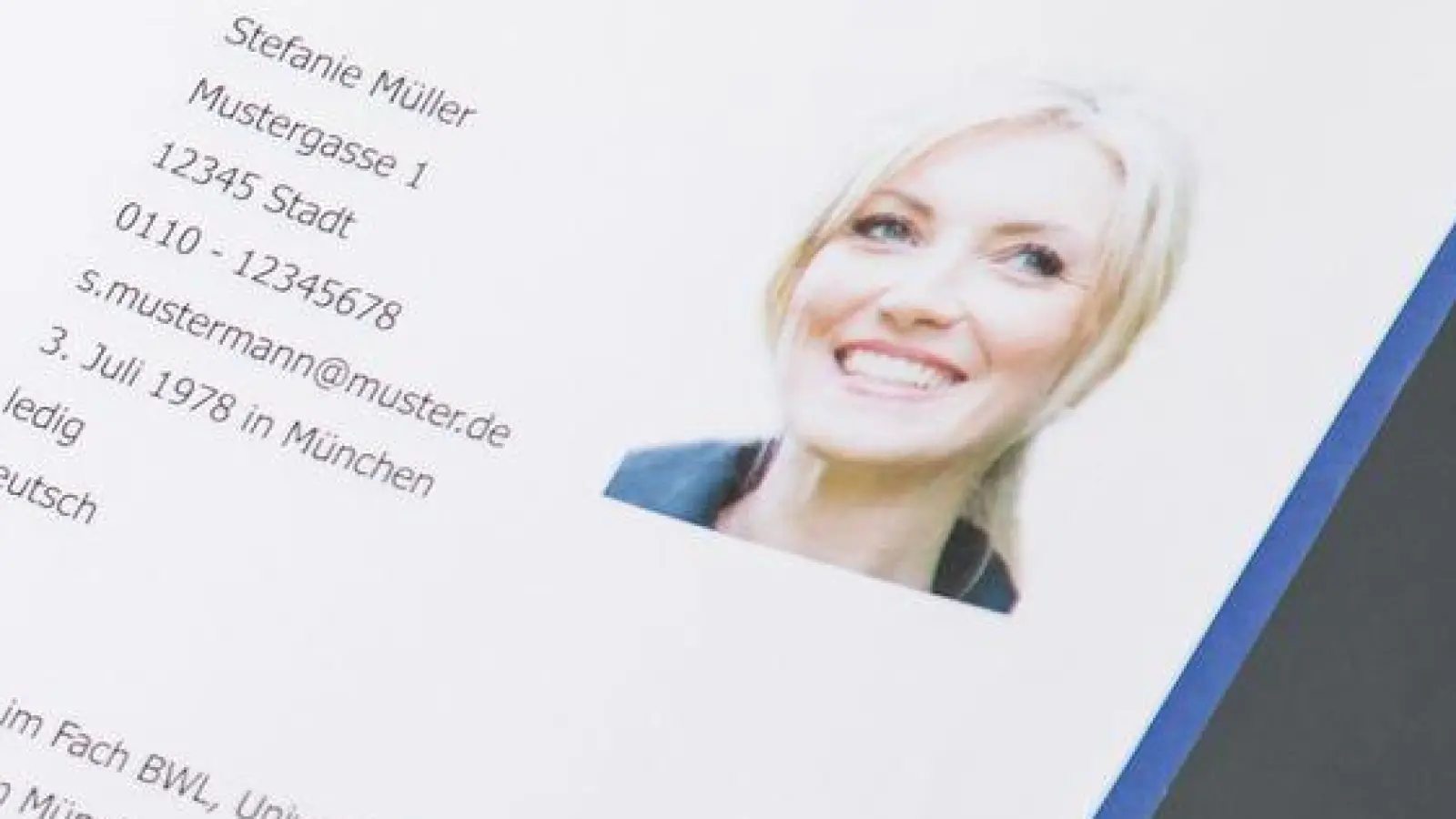 Authentizität zählt: Im Zweifel sollten Bewerberinnen und Bewerber lieber auf ein echtes Foto setzen als eines, das mit Hilfe von KI-Tools erstellt wurde.  (Foto: Christin Klose/dpa-tmn)