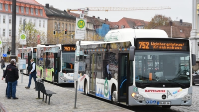 Gibt es im Rahmen der Haushaltsberatungen grünes Licht, können Menschen mit einer goldenen Ehrenamtskarte 50 Prozent der Kosten für eine Jahreskarte für den Busverkehr von der Stadt erstattet bekommen. (Archivbild: Jim Albright)