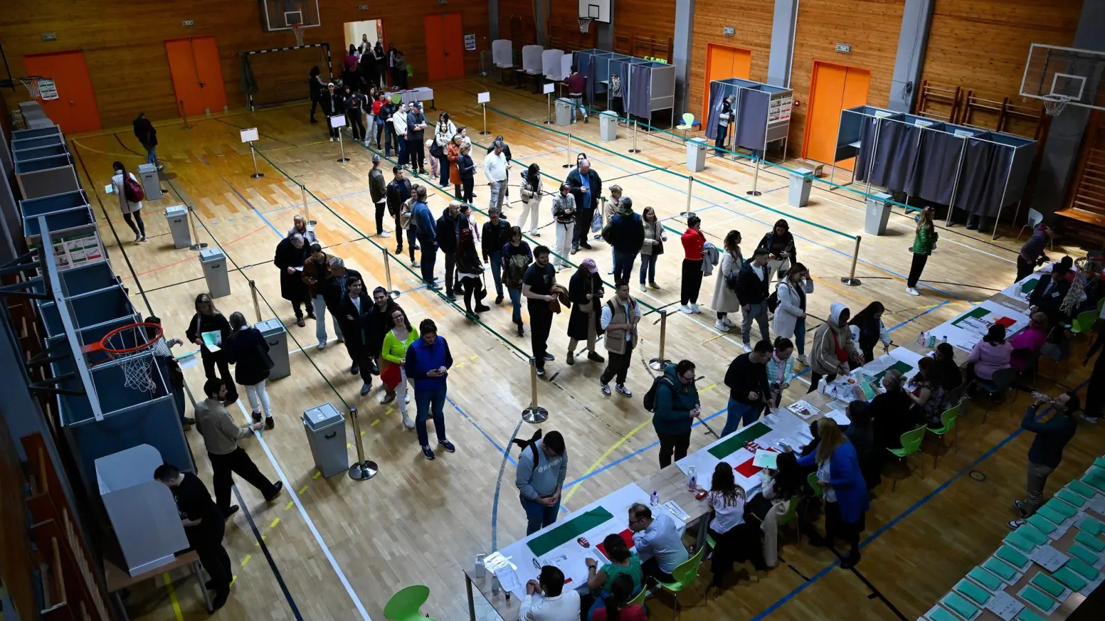 Bei der Parlamentswahl in Ungarn zeichnet sich eine hohe Beteiligung ab. (Foto: Denes Erdos/AP/dpa)