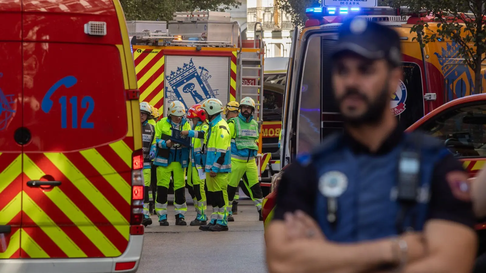 Die Einsatzkräfte suchten fieberhaft nach möglichen Verschütteten. (Foto: Alejandro Martínez Vélez/EUROPA PRESS/dpa)