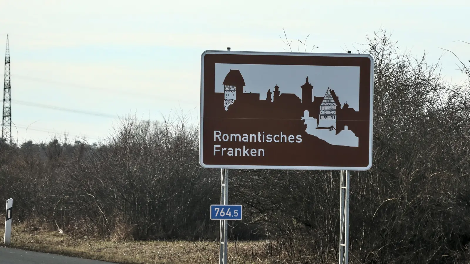 Die Fahrt beginnt auf der A6 aus Südwesten kommend in Richtung Nürnberg. Hier naht zuerst das „Romantische Franken”. Das Schild weist auf eine große Ferienregion in Franken hin. (Foto: Tizian Gerbing)