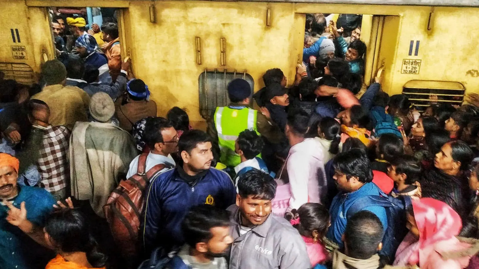 An einem Bahnhof in Neu-Delhi starben mehrere Menschen. (Foto: Uncredited/AP/dpa)