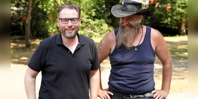 Der Aufbau liegt in den letzten Zügen, die Stimmung ist gut: Festivalsprecher Florian Zoll (links) und Bauteam-Leiter Jochen Volkert sind seit Jahren beim Taubertal-Festival dabei und sehen der Veranstaltung entspannt und mit Vorfreude entgegen. (Foto: Simone Hedler)