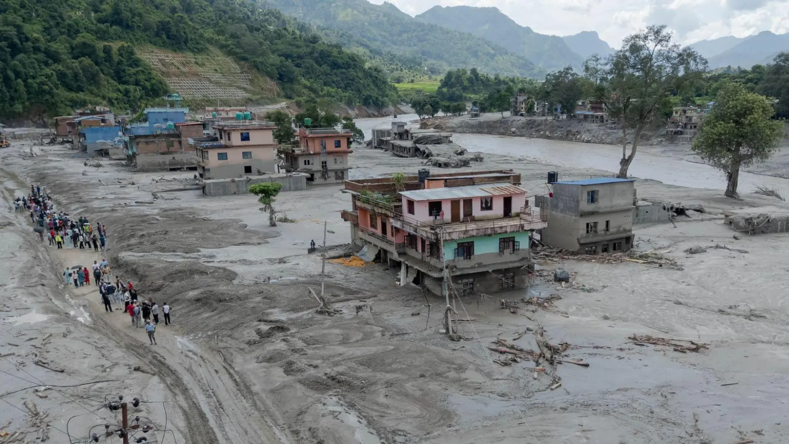 Augenzeugen berichteten, dass ganze Dörfer weggespült wurden.  (Foto: Sulav Shrestha/XinHua/dpa)