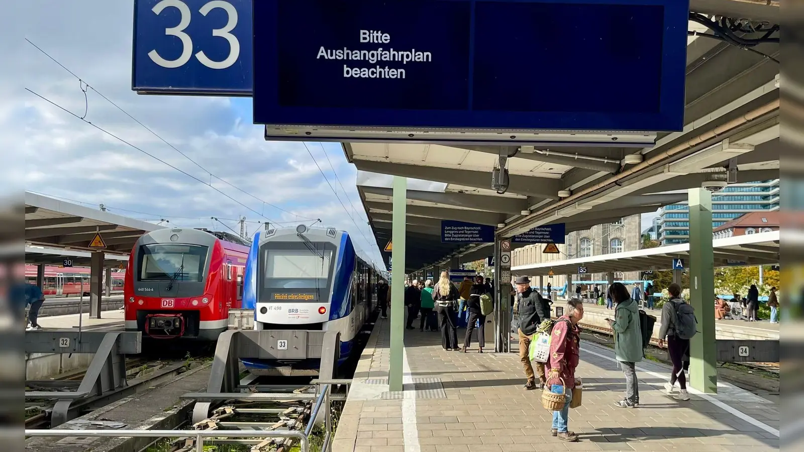 Am Münchner Hauptbahnhof fielen wegen einer defekten Oberleitung zeitweise zahlreiche Züge aus.  (Foto: Carsten Hoefer/dpa)
