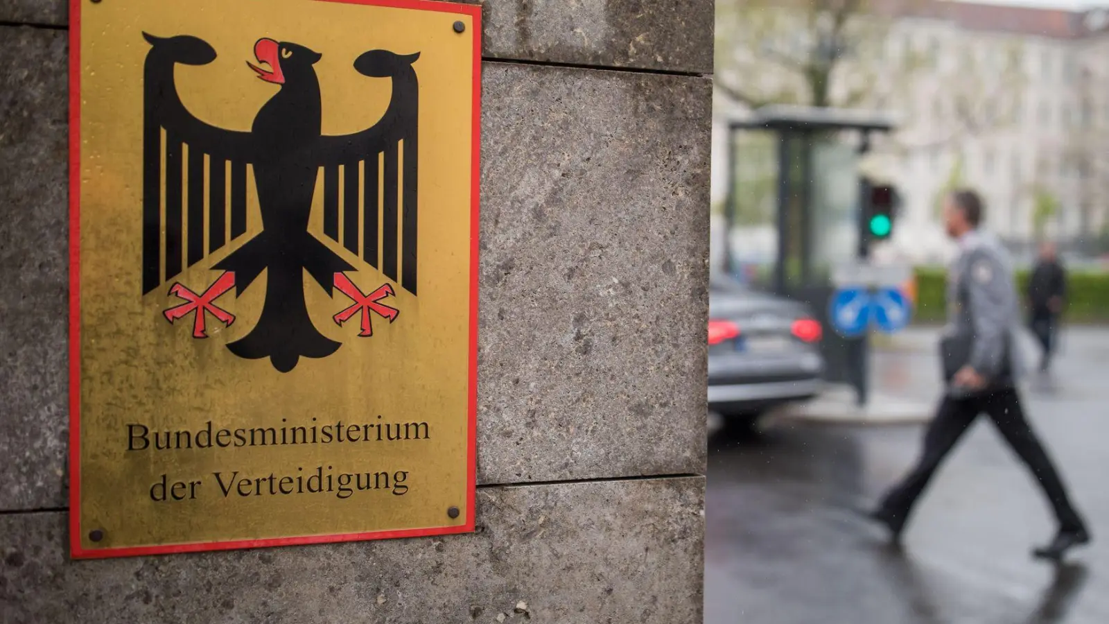 Männer, die länger ins Ausland wollen, müssen sich bei der Bundeswehr abmelden. (Archivbild) (Foto: Michael Kappeler/dpa)