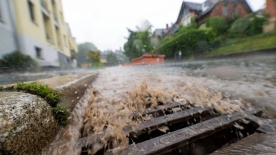 Auch zum Wochenstart werden laut DWD Unwetter und Regen in Bayern erwartet. (Symbolbild) (Foto: Pia Bayer/dpa)