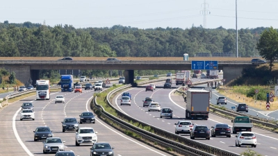 Zwei Männer sollen Gegenstände von Autobahnbrücken geworfen haben und sind deshalb nun wegen versuchten Mordes angeklagt.  (Foto: Michael Matthey/dpa)