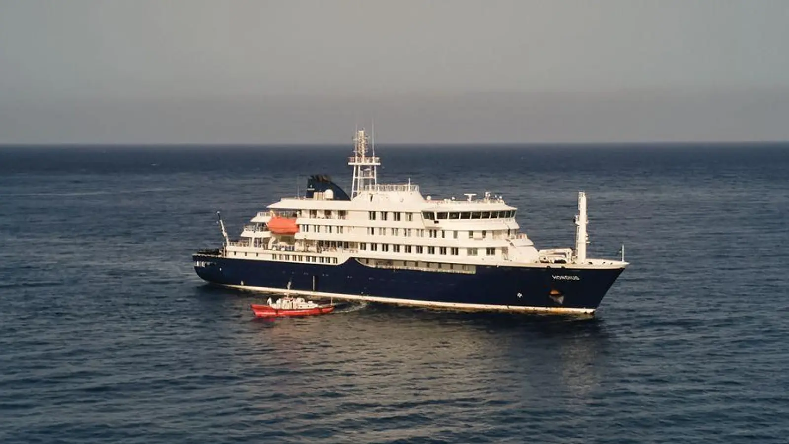 Das Kreuzfahrtschiff „Hondius“ fuhr am Mittwochabend von Kap Verde los in Richtung Kanarische Inseln. Sonntagmorgen sollte es Teneriffa erreichen. (Archivbild) (Foto: Arilson Almeida/AP/dpa)
