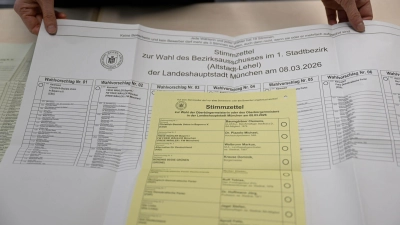 Zu Hause lässt sich der Stimmzettel in aller Ruhe studieren. (Archivbild) (Foto: Felix Hörhager/dpa)