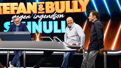 Stefan Raab und Michael „Bully“ Herbig bekamen es in ihrer neuen Show mit Bundeswehr-Arzt Marc zu tun. (Foto: Uncredited/RTL+/dpa)