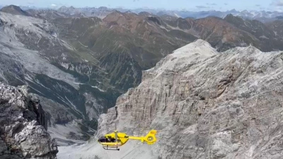 Vor den Augen ihrer Eltern ist ein 14-jähriges Mädchen in Südtirol zu Tode gestürzt. (Foto: Archiv) (Foto: -/Bergrettung Italien/dpa)