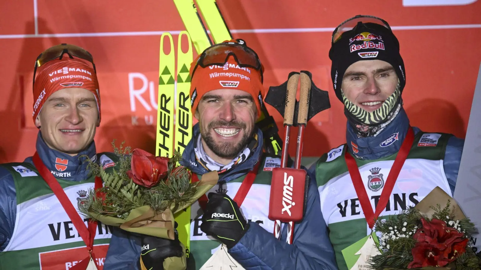 Julian Schmid (l), Johannes Rydzek (M) und Vinzenz Geiger sorgten in Finnland für ein deutsches Podest in der Norischen Kombination. (Foto: Markku Ulander/Lehtikuva/dpa)