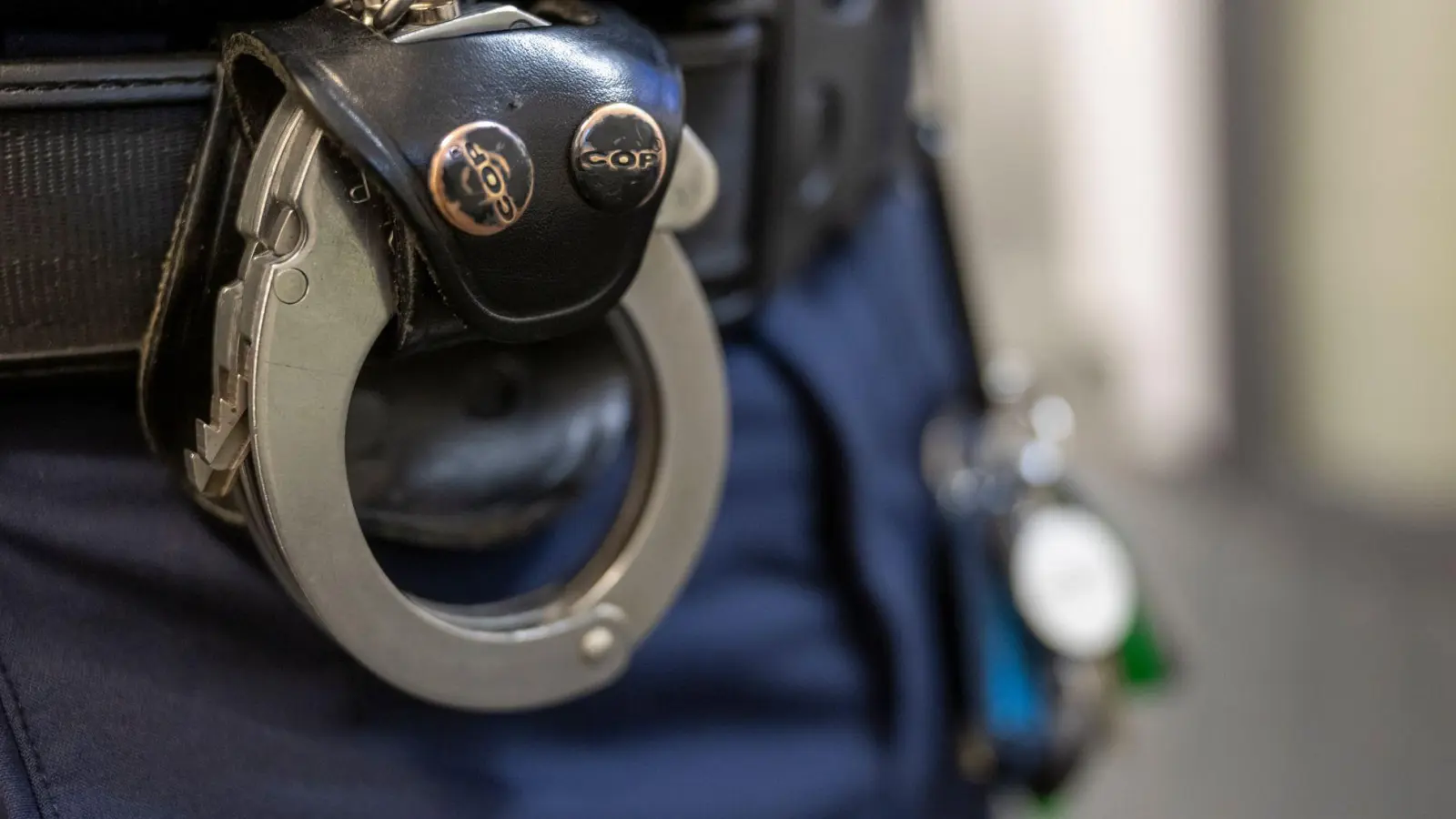 Wegen Korruptionsverdachts hat die Polizei eine Behördenmitarbeiterin vorübergehend festgenommen. (Symbolbild) (Foto: Peter Kneffel/dpa)