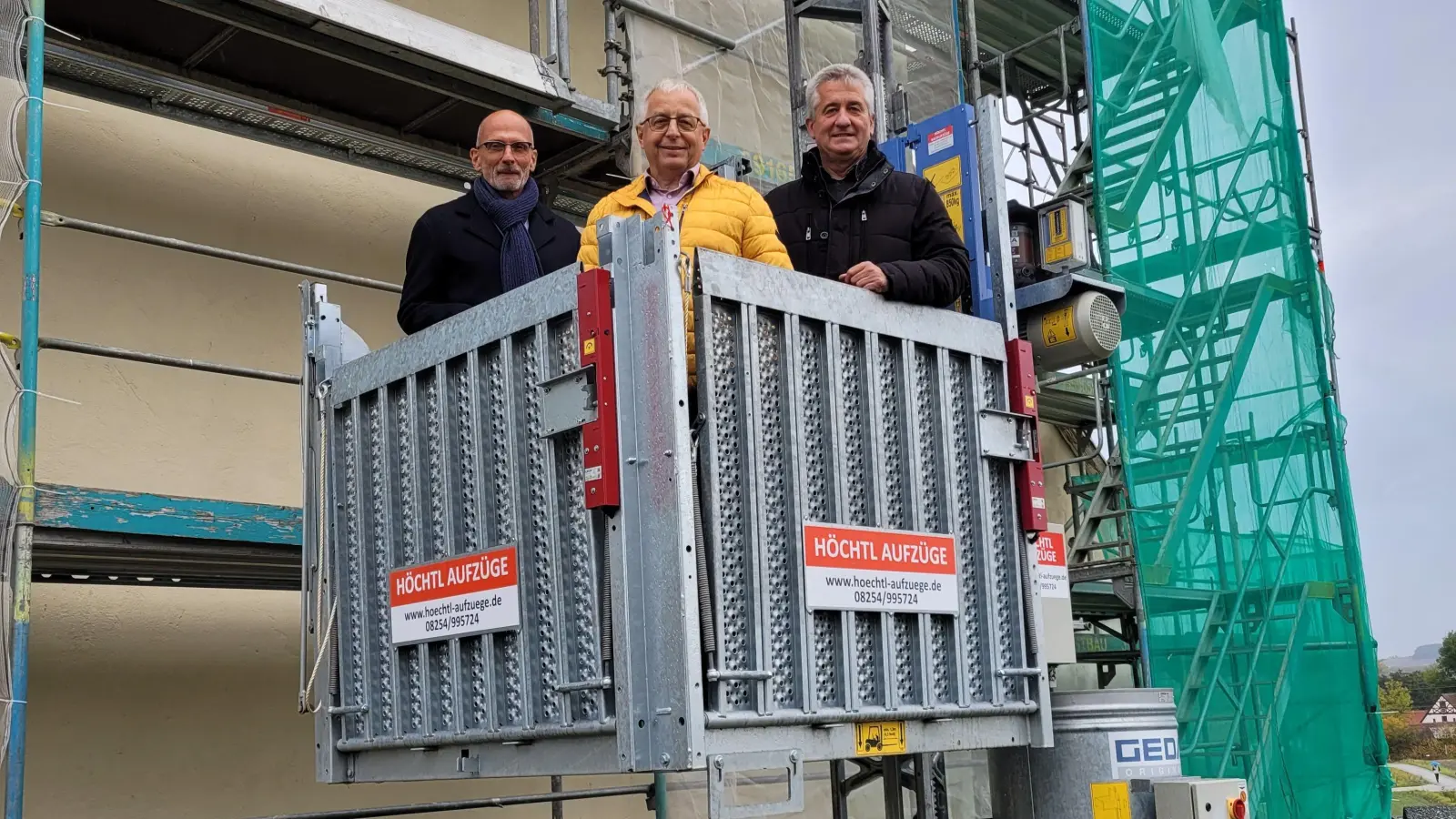 Die Baustelle besichtigt haben (von links): Hubert Wagner, Walter Graf und Eugen Bach. (Foto: Nina Daebel)