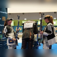 Gut gelaunt: Alyssa Ott (links) bei der Deutschen Meisterschaft. (Foto: Deutscher Schützenbund)