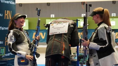 Gut gelaunt: Alyssa Ott (links) bei der Deutschen Meisterschaft. (Foto: Deutscher Schützenbund)