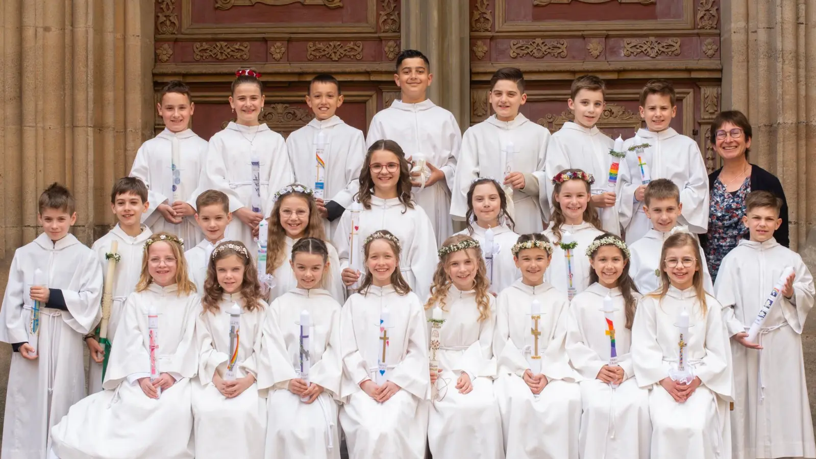 Mehr als 20 Kinder haben in Dinkelsbühl das Fest ihrer ersten heiligen Kommunion gefeiert. Pfarrer Joachim Pollithy begleitete die Mädchen und Jungen. (Foto: Foto Schönherr)