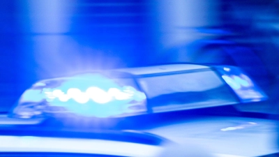 Der Beamte ist nicht in Lebensgefahr. (Symbolbild) (Foto: Jens Büttner/dpa)