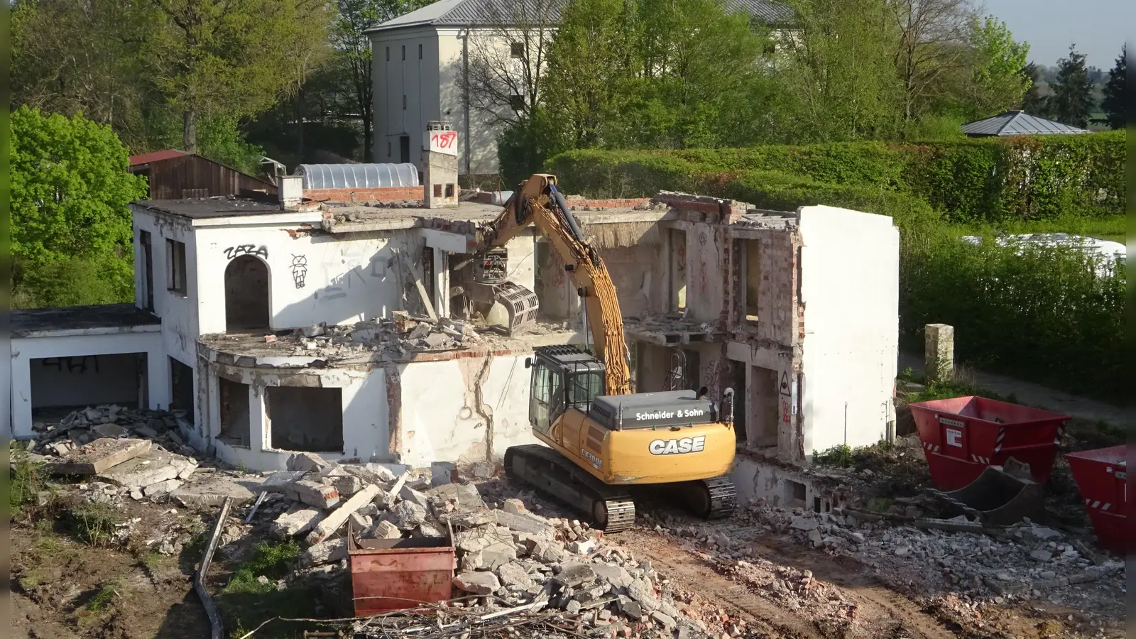 Beim Abriss der Villa wurde eine befüllte Bierflasche entdeckt.  (Foto: Florian Pöhlmann)