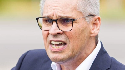 IG-Metall-Bezirkschef Gröger hält die Pläne des VW-Vorstands für überzogen. (Archivbild) (Foto: Moritz Frankenberg/dpa)