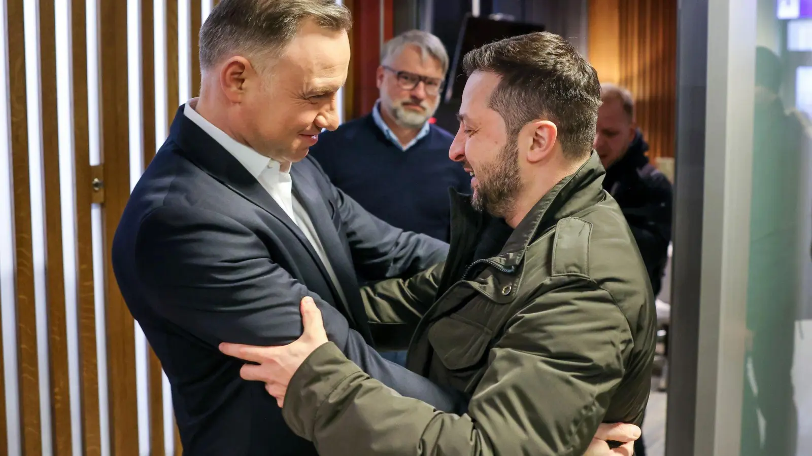 Andrzej Duda und Wolodymyr Selenskyj bei ihrem Treffen auf dem Flughafen in Jasionka (Dezember 2022). (Foto: Jakub Szymczuk/KPRP/PAP/dpa)
