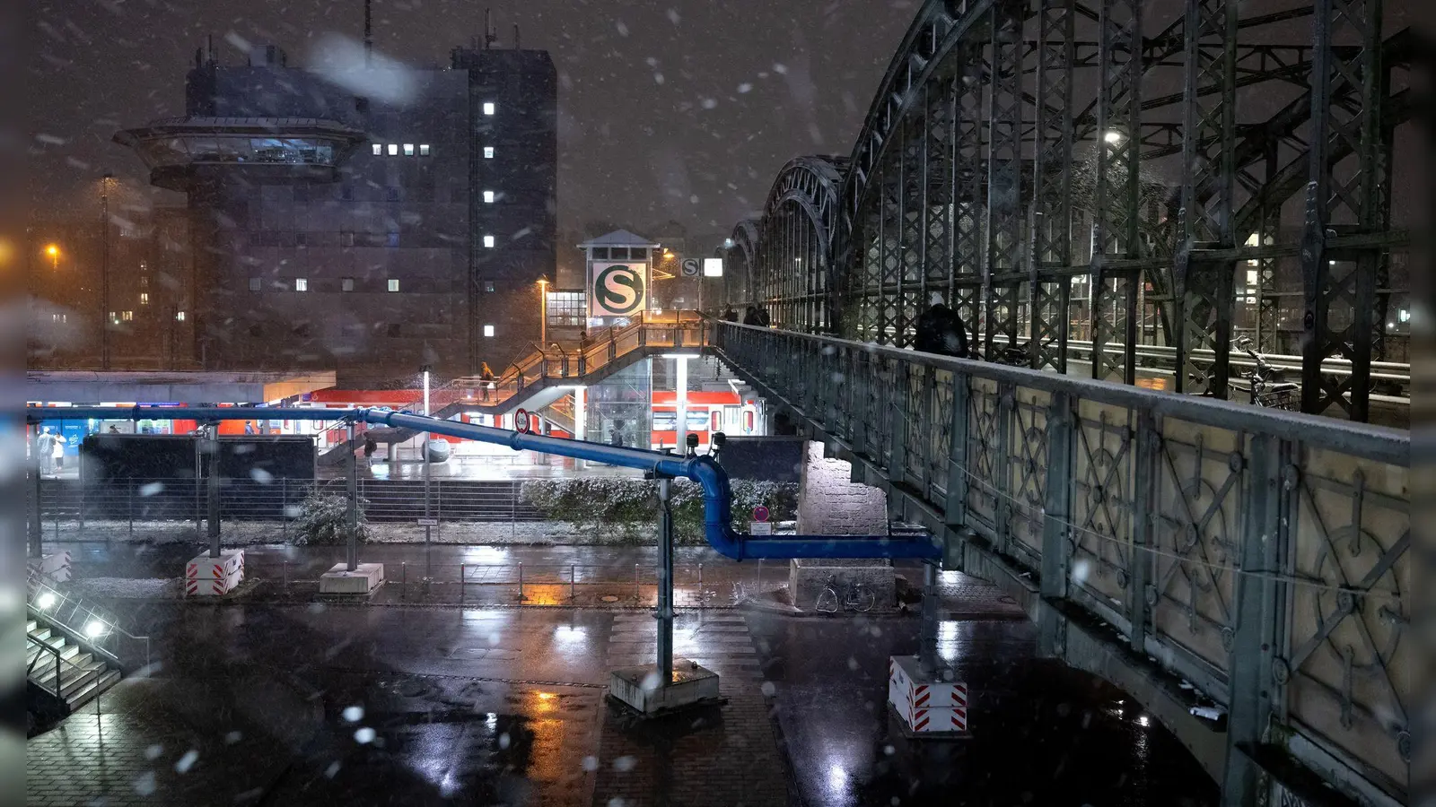 Am S-Bahnhof Hackerbrücke kam es zu einer heftigen Schlägerei auch im Gleisbett. (Archivfoto) (Foto: Sven Hoppe/dpa)