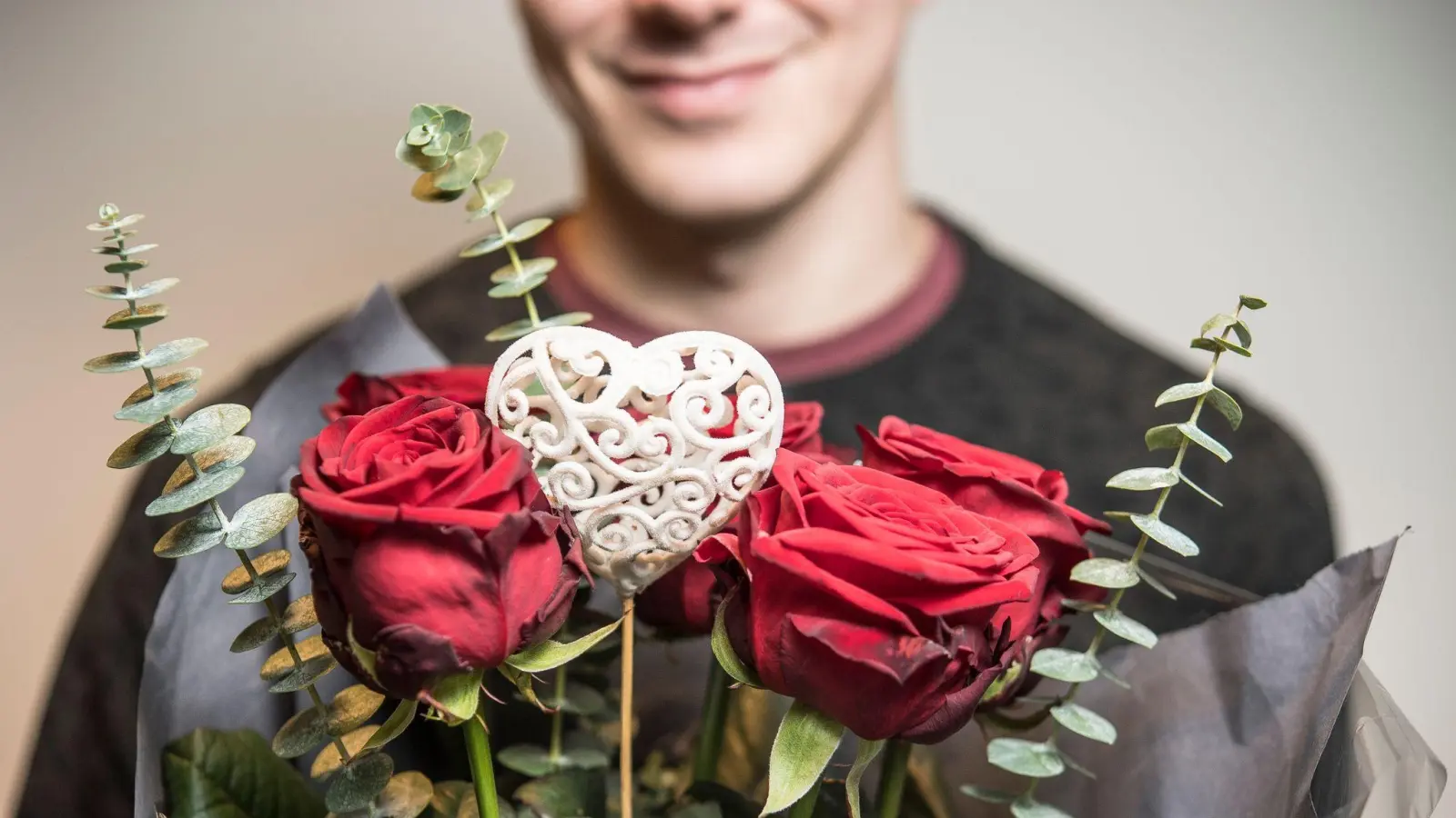 Allergikerfreundliche Blumensträuße: Mit einem pollenarmen Rosenstrauß kann man nicht viel falsch machen. (Foto: Robert Günther/dpa-tmn/dpa)