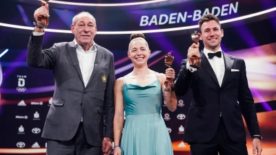 Eintrachts-Präsident Peter Fischer (l-r), die Sprinterin Gina Lückenkemper und der Zehnkämpfer Niklas Kaul dürfen sich über die Trophäe freuen. (Foto: Uwe Anspach/dpa)