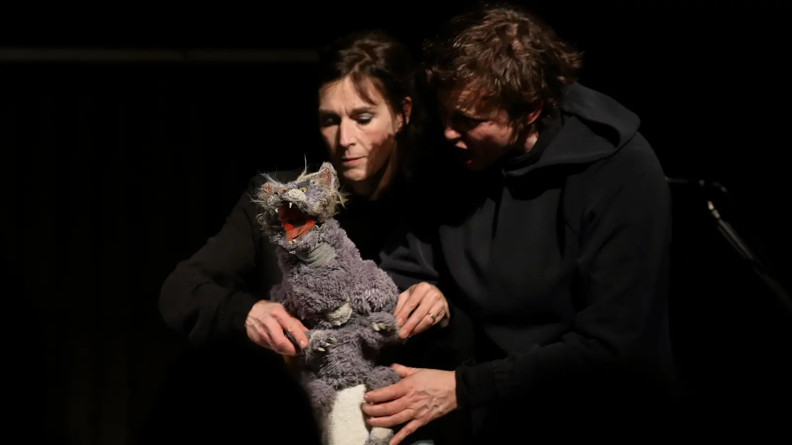  Intoniert den Friedenskanon „Nach dieser Erde wäre da keine“: die Katze, gespielt von Rike Schuberty (links) und Susi Claus. (Foto: Thomas Wirth)