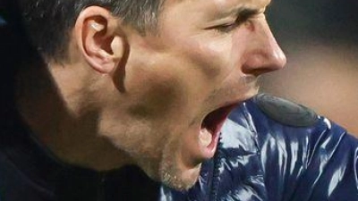 Christian Eichner bekommt bei der Klatsche in Nürnberg einen dicken Hals. (Foto: Daniel Löb/dpa)