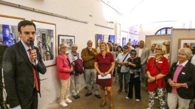 Oberbürgermeister Christoph Rösch bei der Vernissage des Kunstkreises am Freitagabend. In der Mitte steht Silvia Stark, die Vorsitzende des Kunstkreises. (Foto: Karl-Heinz Gisbertz)
