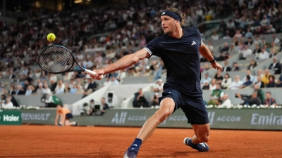 Alexander Zverev bei einem Rückhandschlag in der Defensive. (Foto: Dimitar Dilkoff/AFP/dpa)