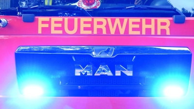 Die Feuerwehr kann ein Übergreifen der Flammen auf angrenzende Gebäude verhindern. (Symbolbild) (Foto: Carsten Rehder/dpa)