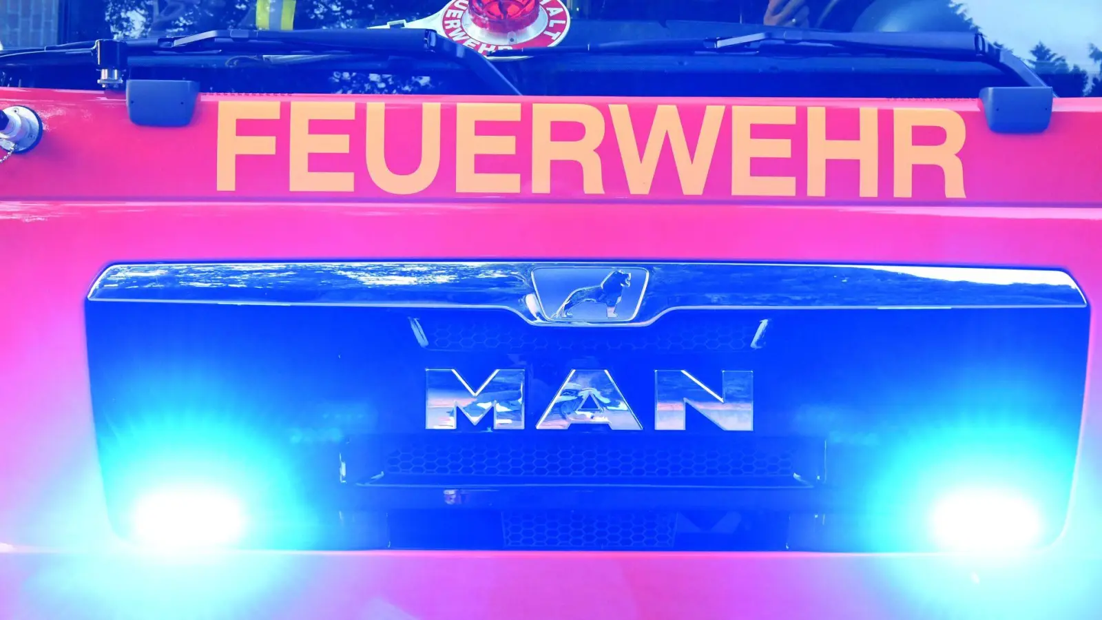 Die Feuerwehr kann ein Übergreifen der Flammen auf angrenzende Gebäude verhindern. (Symbolbild) (Foto: Carsten Rehder/dpa)