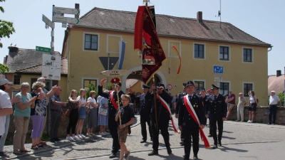 Seit 700 Jahren ist Ornbau jetzt Stadt. Einer der Höhepunkte des Jubiläumsjahres: Der Umzug findet bei herrlichem Wetter seinen Weg ins Festzelt. (Foto: Tizian Gerbing)