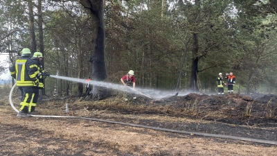 Mit vereinten Kräften sorgten die Brandschützer der insgesamt elf Feuerwehren dafür, dass der Brand schnell gelöscht wurde. (Foto: Volker Raab)