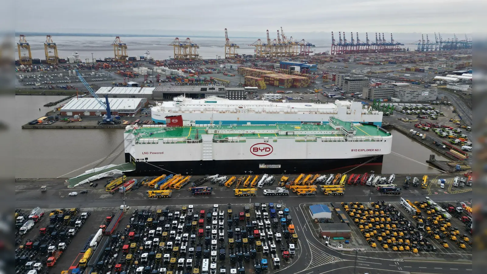 Der chinesische Autofrachter „BYD Explorer No.1“ in Bremerhaven. (Archivbild) (Foto: Lars Penning/dpa)