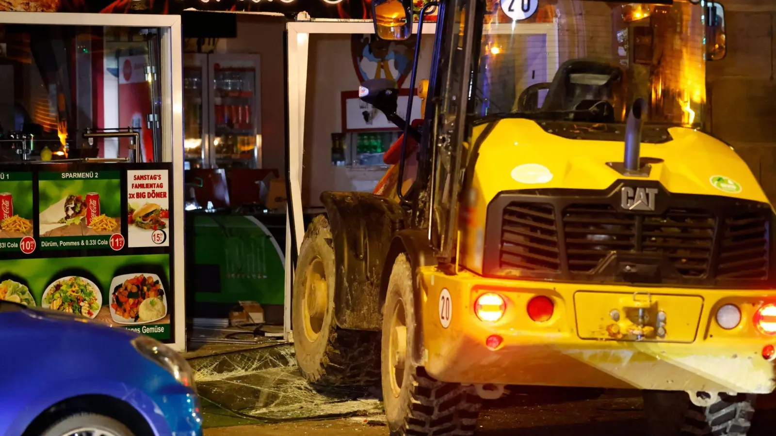 Nachdem der Radlader auch einen Imbiss beschädigt hatte, wurde der Verdächtige noch am Tatort festgenommen.  (Foto: David Oßwald/NEWS5/dpa)